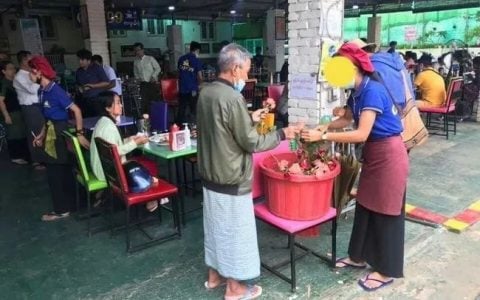 来吃饭就送花，结果缅甸一餐厅十余人被抓