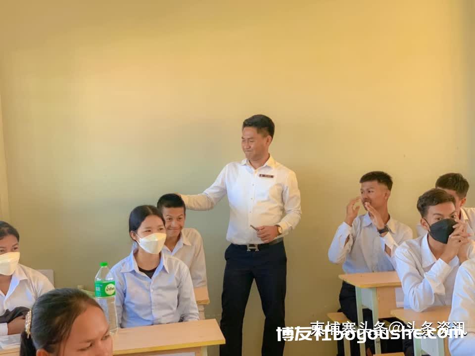 柬埔寨某高中老师乱给学生理发，学生秃了网友怒了！